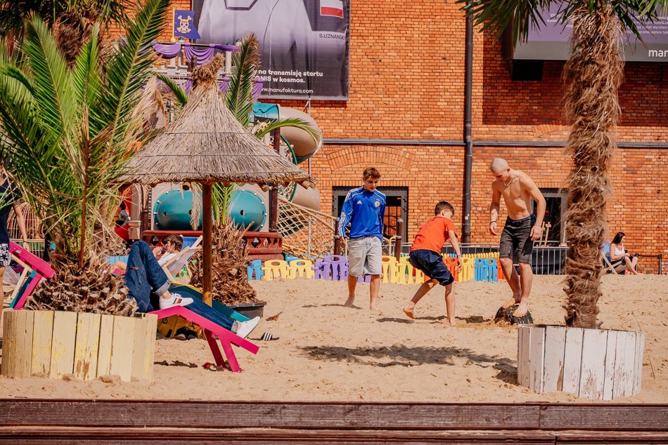 Łódź. Plaża i beach bar wracają do Manufaktury w Łodzi! Kiedy wielkie otwarcia?