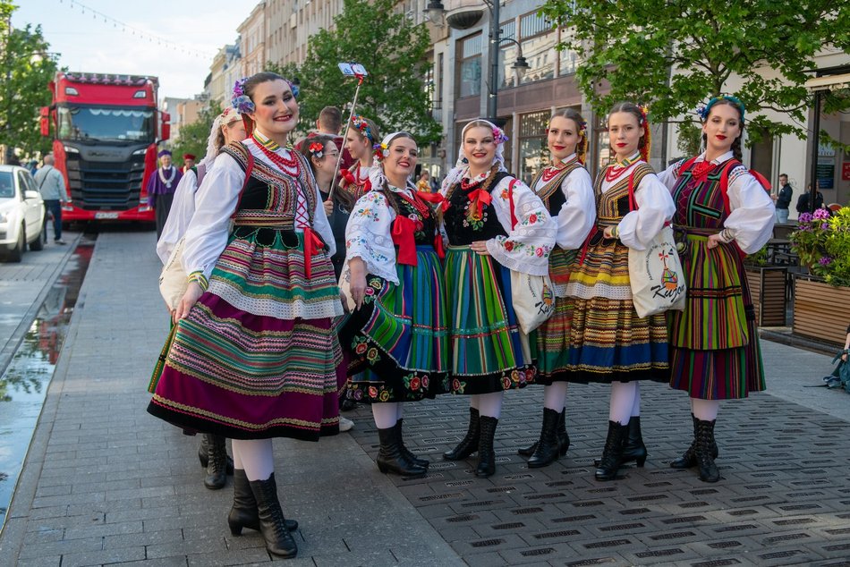 Łódź. Juwenalia 2025 w Łodzi. Kolorowy pochód studentów przeszedł Piotrkowską!
