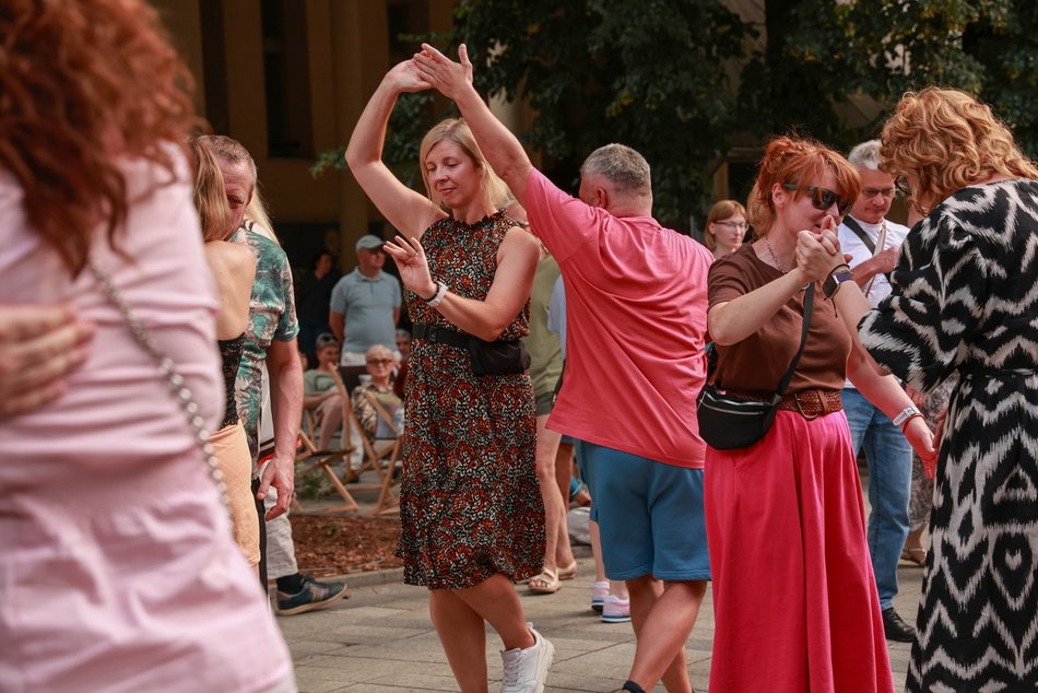 Łódź. Niedzielna potańcówka przy Piotrkowskiej. Łodzianie potrafią się bawić!