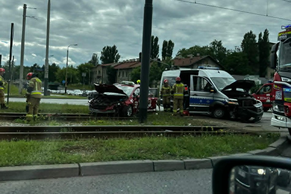 Wypadek taksówki z radiowozem na Włókniarzy. Zatrzymanie tramwajów MPK Łódź