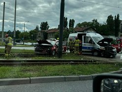 Wypadek taksówki z radiowozem na Włókniarzy. Zatrzymanie tramwajów MPK Łódź