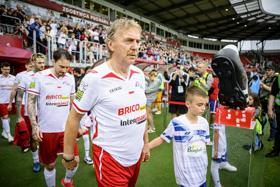 Łódź. Mecz Gwiazd w Łodzi. Na murawie Boniek, Krzynówek, Krychowiak