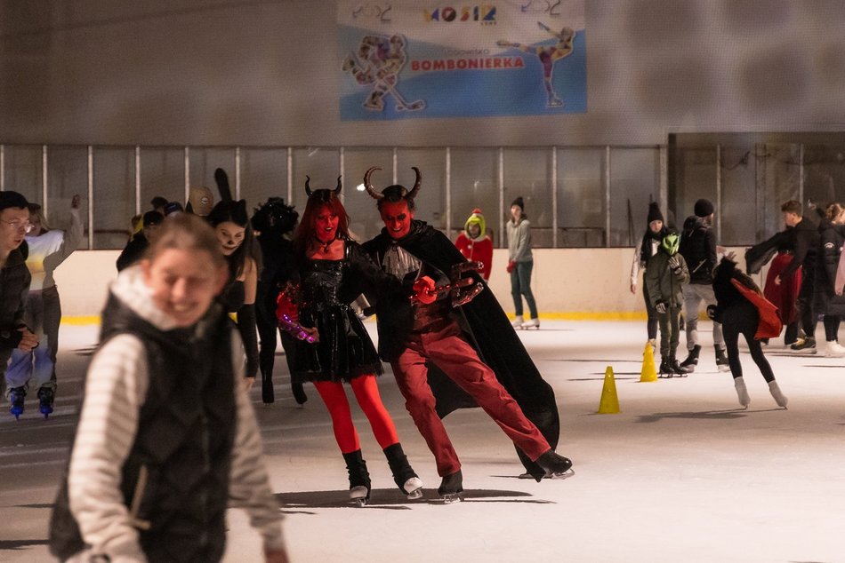Łódź. Halloween na lodowisku Bombonierka w Łodzi. Królestwo duchów i zjaw na lodzie