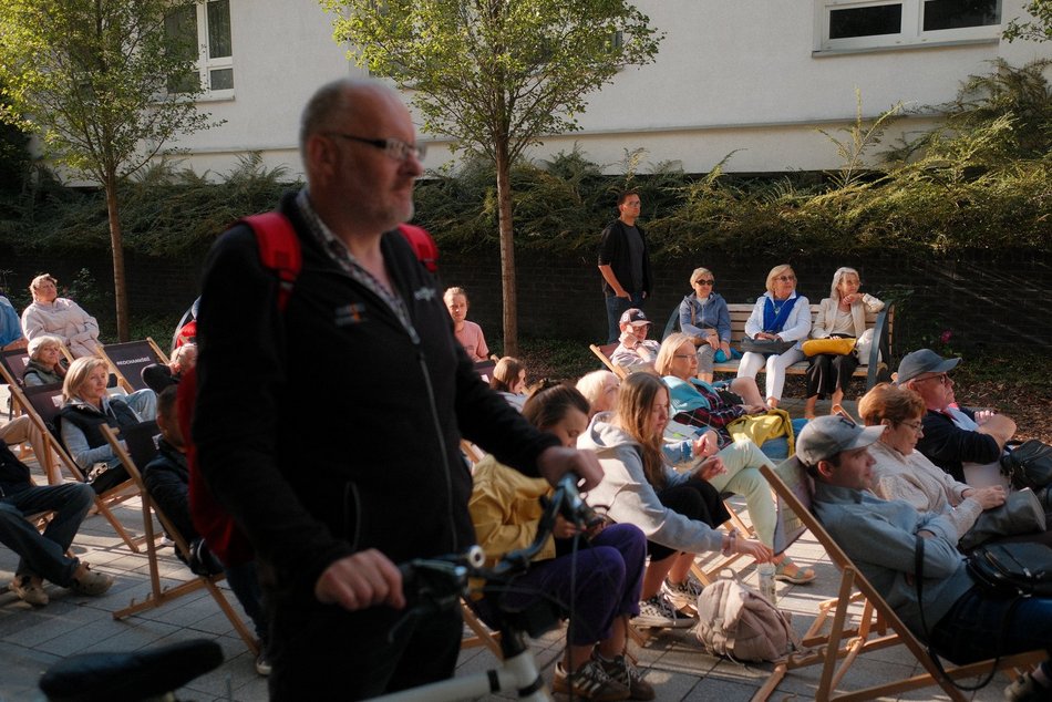 Granie w bramie w Łodzi. Klimatyczny koncert dali Andy birds