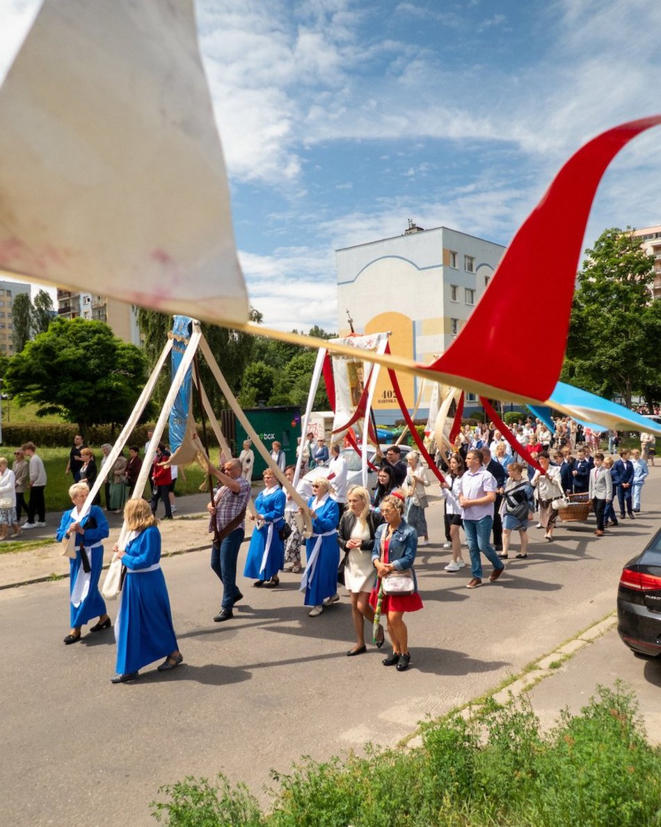Łódź. Procesja Bożego Ciała na Widzewie w Łodzi. Wierni przeszli ulicami miasta