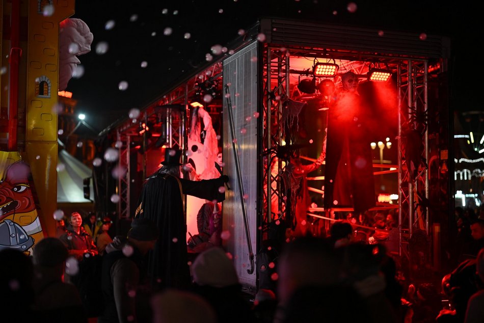 Łódź. Halloweenowa parada przeszła Piotrkowską w Łodzi. Tłumy duchów, czarownic i zombie!