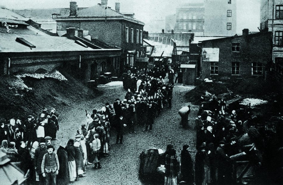 Kolejka po opał w gazowni miejskiej