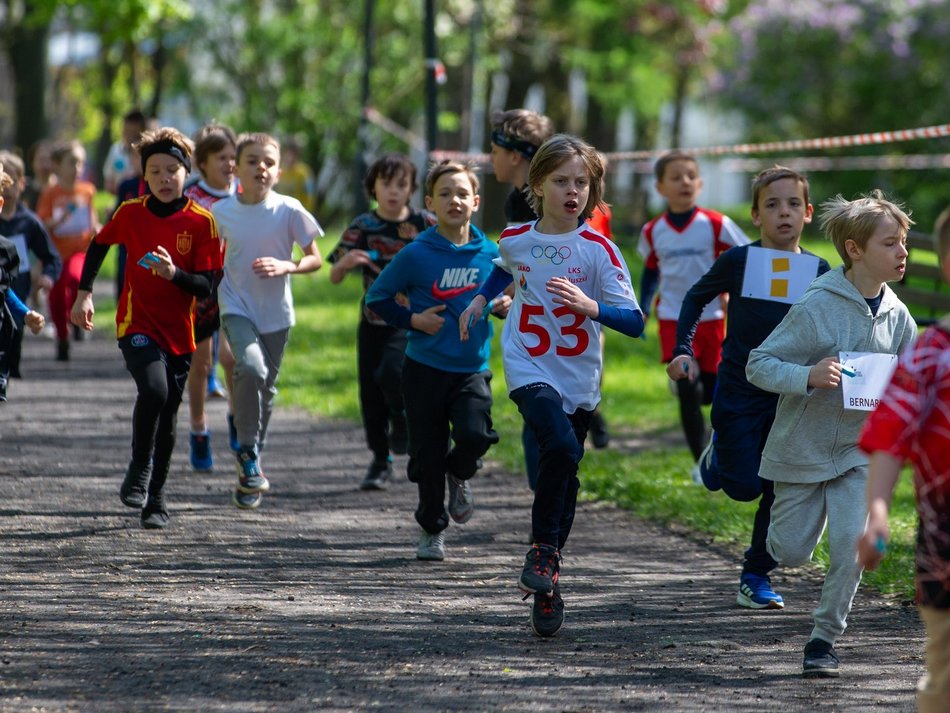 Łódź. XVII Bieg Olimpijczyków w parku Baden-Powella. Rywalizowali uczniowie szkół w Łodzi
