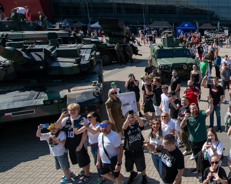 Wielka parada przed meczem Gortat Team vs NATO. Celebryci, żołnierze i sprzęt wojskowy