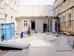 Łódź. Rewitalizacja podwórka przy Traugutta w Łodzi. Zielony ogród zamiast betonu