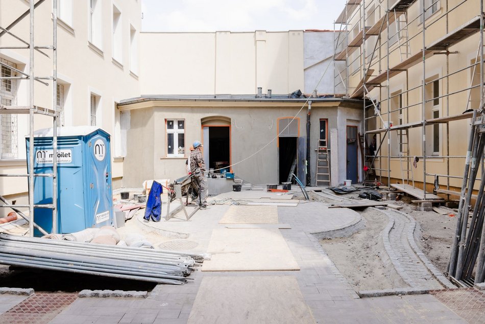 Łódź. Rewitalizacja podwórka przy Traugutta w Łodzi. Zielony ogród zamiast betonu