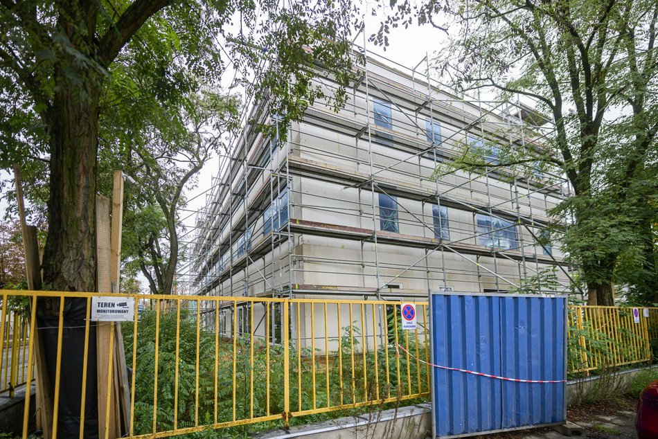 Łódź. Szkoła Podstawowa nr 169 na Złotnie w Łodzi w trakcie przebudowy. Imponujące tempo prac