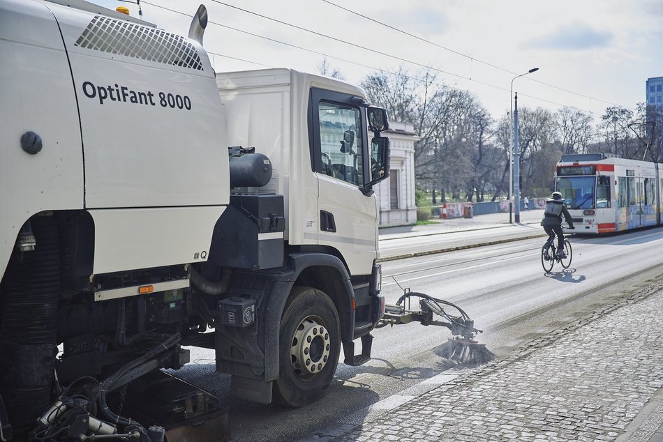 Łódź. Sprzątanie w Łodzi trwa nieprzerwanie. Na których ulicach pracowały ekipy porządkowe?