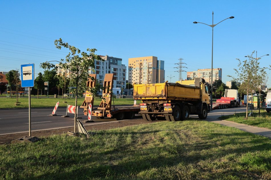 Łódź. Wieczorny remont Rokicińskiej w Łodzi. Kiedy drogowcy położą nowy asfalt?