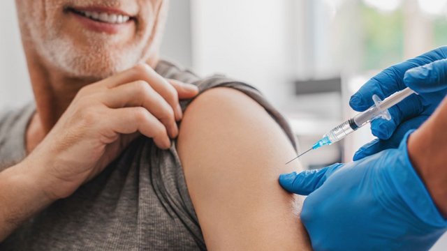 Bezpłatne szczepienia przeciw grypie dla seniorów z Łodzi. Bez rejonizacji, a nawet ubezpieczenia! [SZCZEGÓŁY]