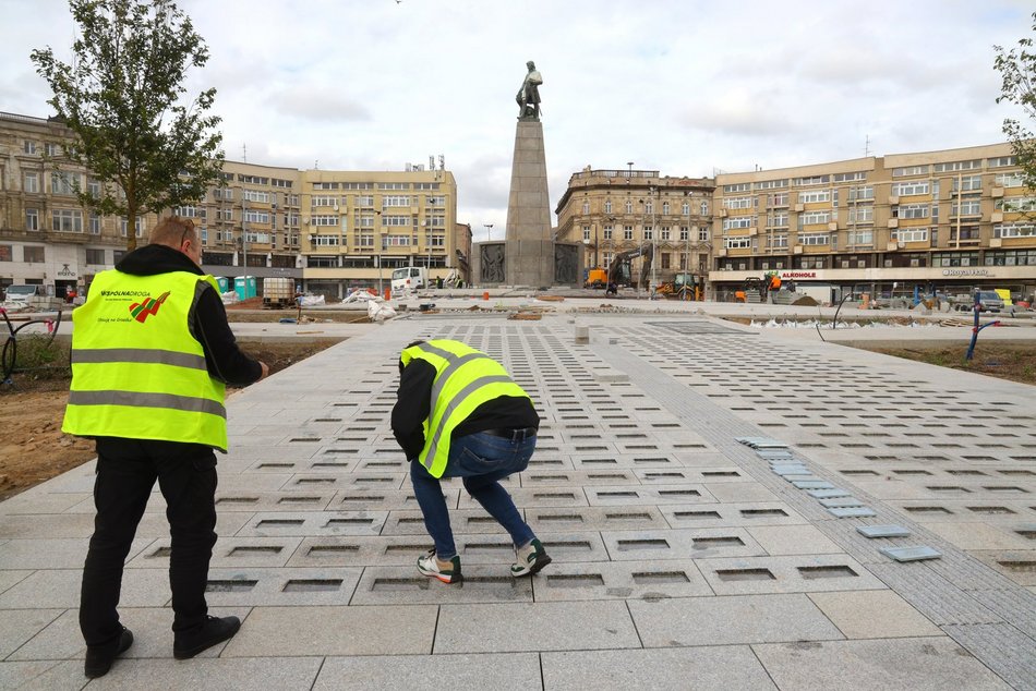 montaż kostek na placu