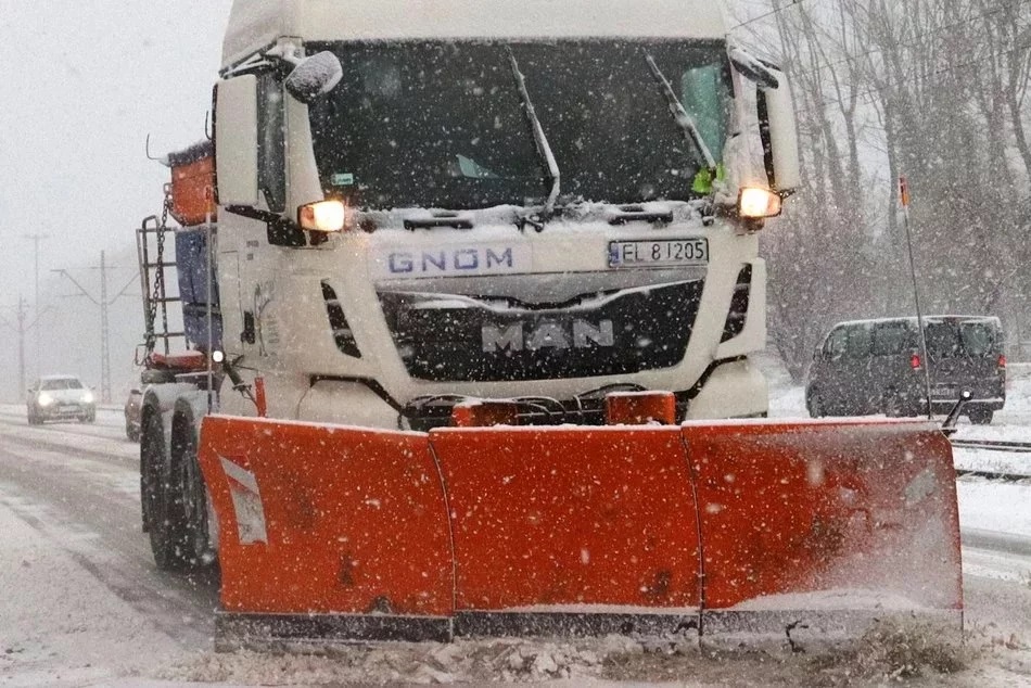 Trwa wielkie odśnieżanie w Łodzi. Na ulicach pracuje 81 pługopiaskarek