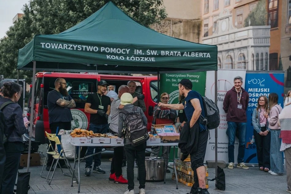Łódź. Namiot Pełen Wsparcia w Pasażu Schillera już działa! Specjaliści pomagają potrzebującym