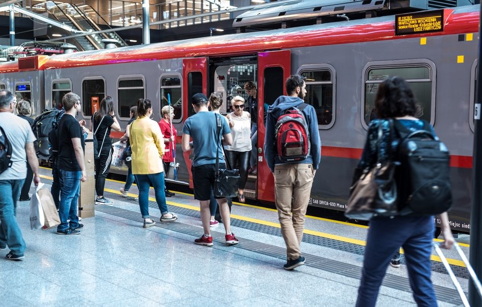 pociąg i pasażerowie na dworcu kolejowym