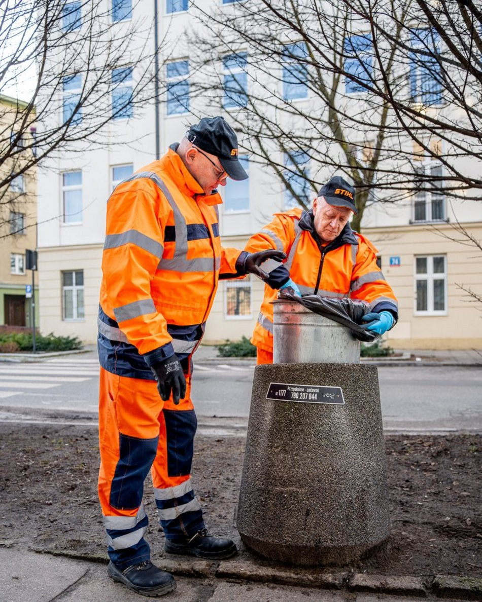Łódź. Widzisz przepełniony kosz na śmieci w Łodzi? Wystarczy jeden telefon, a służby zareagują
