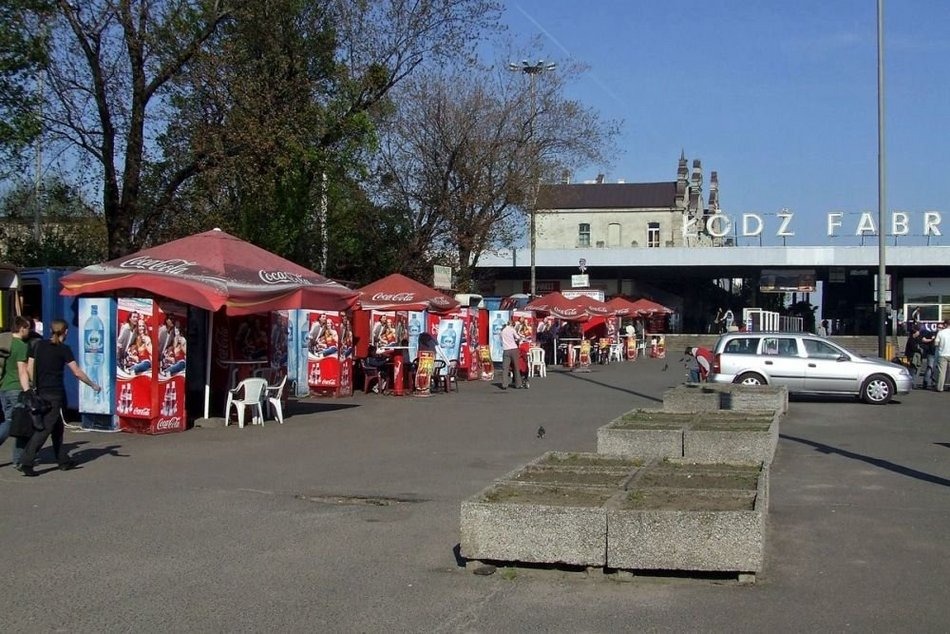 Budki z fast foodami na starym dworcu Fabrycznym