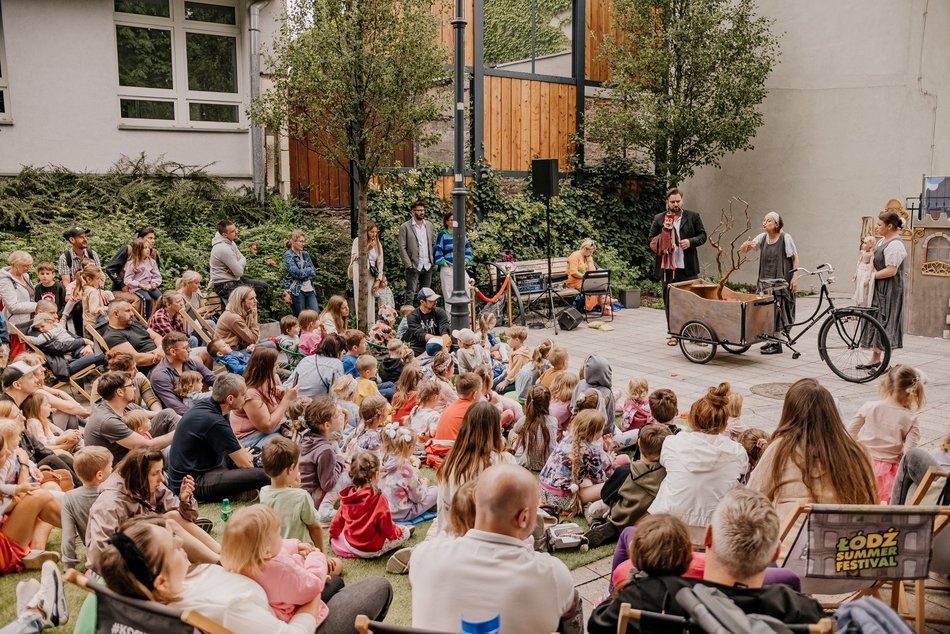 Łódź. Bajkowa Piotrkowska z kolejnym spektaklem. Kuchenne akcesoria w roli głównej