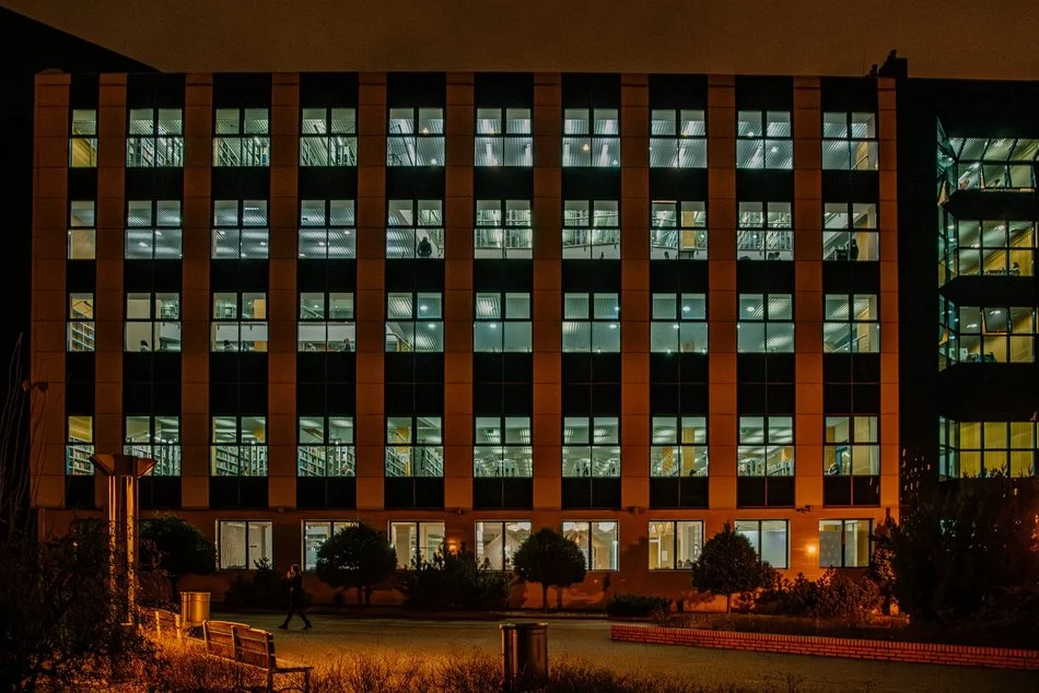 Łódź. Biblioteka Uniwersytetu Łódzkiego otwarta do północy. Na naukę nigdy nie jest za późno!