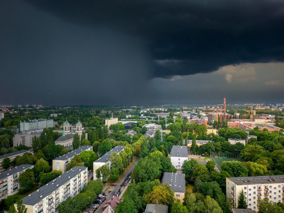 Łódź. Burze i deszcze nad Łodzią. Gdzie nie parkować? Których skrzyżowań unikać?