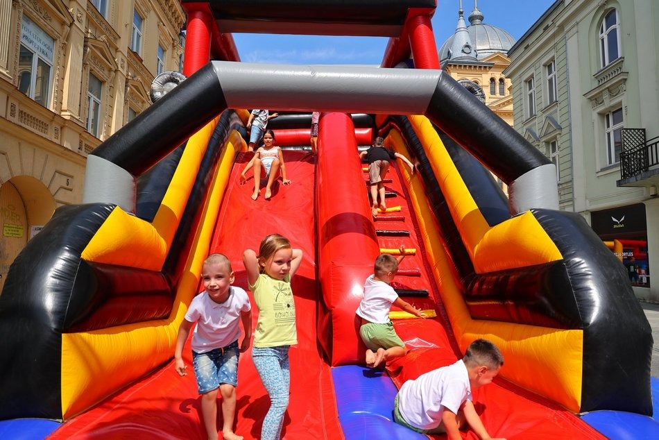 Łodź. Stary Rynek i park Staromiejski podczas 602. Urodzin Łodzi