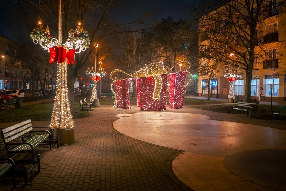 Łódź. Rozświetlony spacer po Łodzi! Zobacz, jak iluminacje rozjaśniają wieczór w mieście
