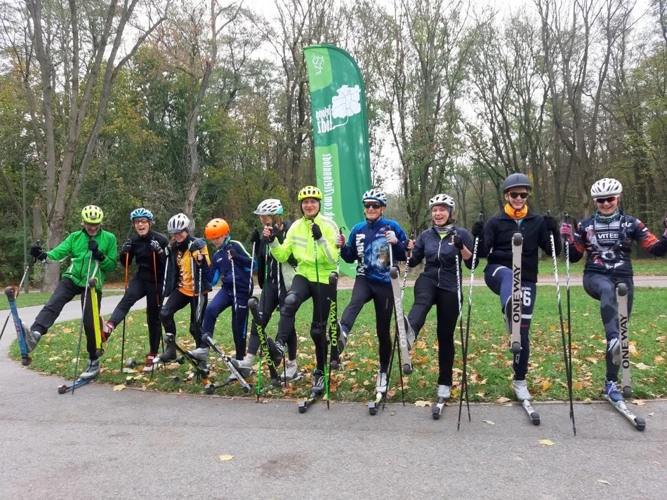 Jesienne szaleństwo na nartorolkach w Łodzi. Odkryj park na Zdrowiu z nowej perspektywy