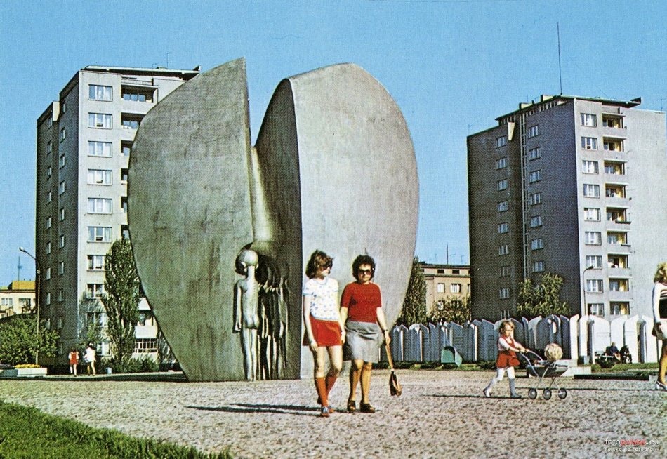 Łódź. Pomnik Martyrologii Dzieci w Parku Szarych Szeregów w Łodzi - lata 1973-1974