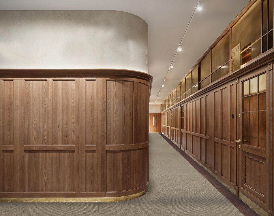 Łódź. Kamienica Siemensa w Łodzi odsłoniła elewację. Zegar, ażurowe balustrady, balkony i więcej