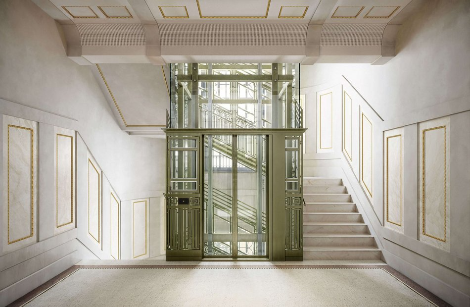 Łódź. Kamienica Siemensa w Łodzi odsłoniła elewację. Zegar, ażurowe balustrady, balkony i więcej