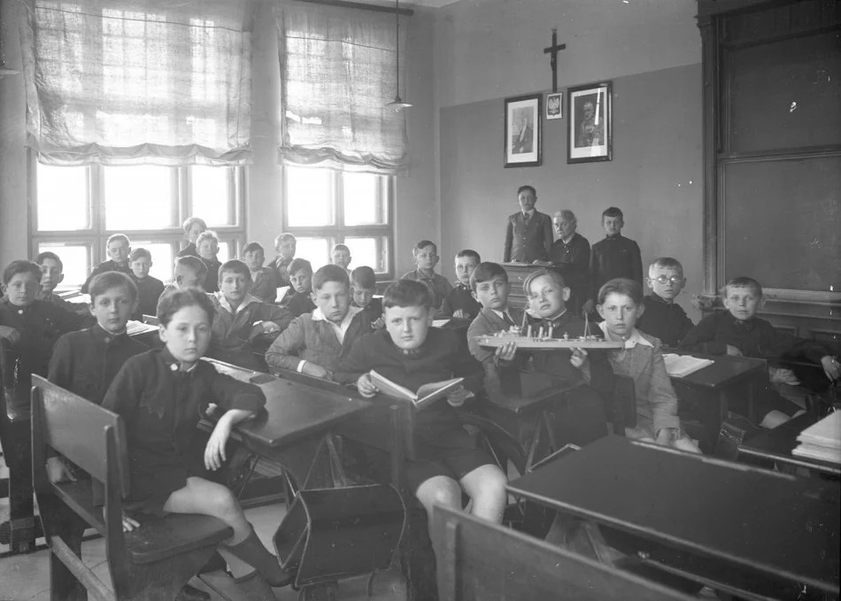 Łódź. Szkoły i uczniowie w Łodzi w dawnych latach. Wyjątkowy klimat na starych fotografiach!