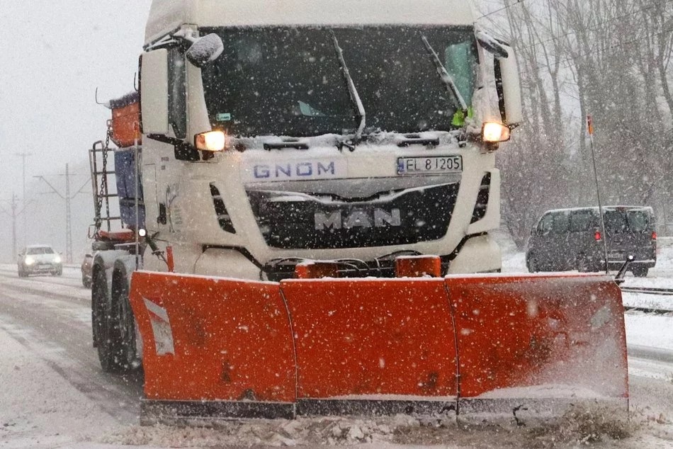 Zima zawitała do Łodzi! 81 pługoposypywarek na łódzkich ulicach